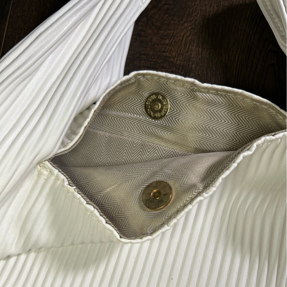 White Ribbed Knot Handle Hand Bag - Picture 4 of 4